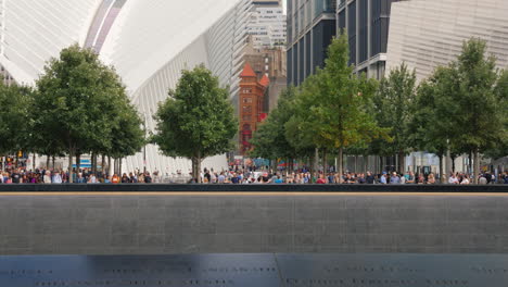 Reflektierender-Pool-Am-9/11-Memorial-In-New-York