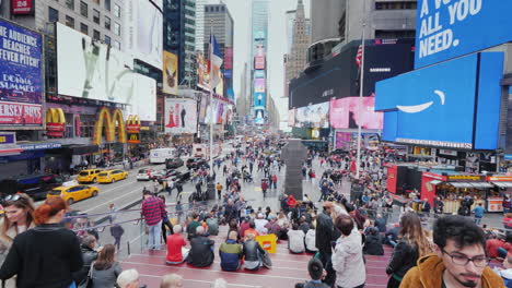 Times-Square-In-New-York-Viele-Touristen-Bewundern-Die-Hellen-Lichter-Der-Werbung-Im-Herzen-Der-U