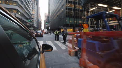 El-Taxi-Amarillo-De-Nueva-York-Viaja-Por-Las-Calles-De-Manhattan