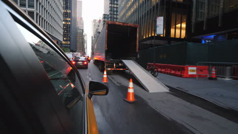 Gelbes-New-York-Taxi-Fährt-Durch-Die-Straßen-Von-Manhattan