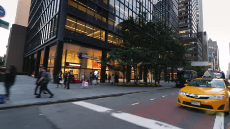 Blick-Aus-Dem-Fenster-Des-New-Yorker-Taxis,-Das-Durch-Das-Zentrum-Von-Manhattan-Fährt