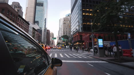 Vista-Desde-La-Ventana-Del-Taxi-De-Nueva-York-Conduciendo-Por-El-Centro-De-Manhattan