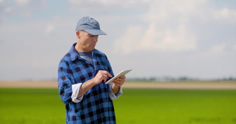 Agricultor-Con-Tableta-Digital-Agricultura-5