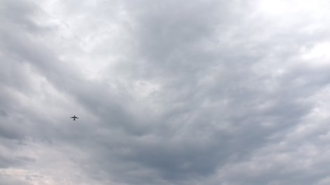 Avión-O-Avión-Volando-Contra-Las-Nubes