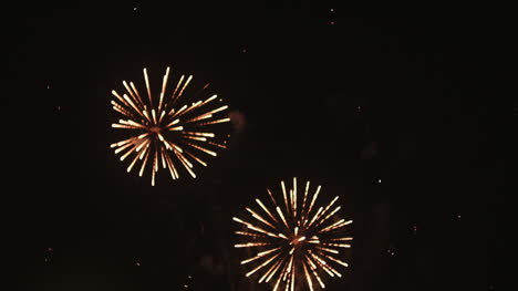 Feuerwerk-Zu-Beginn-Des-Neuen-Jahres-In-Schwarzer-Nacht