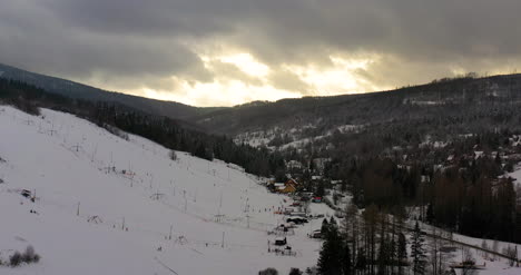 Wald-Bedeckt-Mit-Schnee-Luftbild-Luftbild-Des-Dorfes-In-Den-Bergen