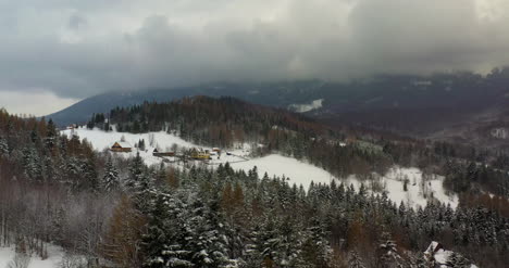 Wald-Mit-Schnee-Bedeckt-Luftbild-Luftbild-Des-Dorfes-In-Den-Bergen-12