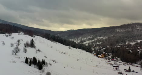 Wald-Mit-Schnee-Bedeckt-Luftbild-Luftbild-Des-Dorfes-In-Den-Bergen-18