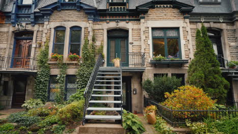 Eine-Straße-Mit-Alten-Viktorianischen-Häusern-In-Montreal-Kanada