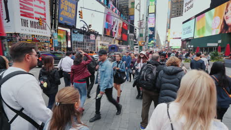 Spazieren-Sie-In-Einer-Menge-Von-Touristen-über-Den-Berühmten-Times-Square-In-New-York