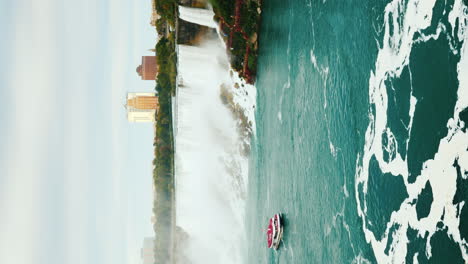 Vertikales-4k-Video---Niagara-Falls-Und-Der-Blick-Auf-Den-Niagara-River-Von-Der-Kanadischen-Küste-Can