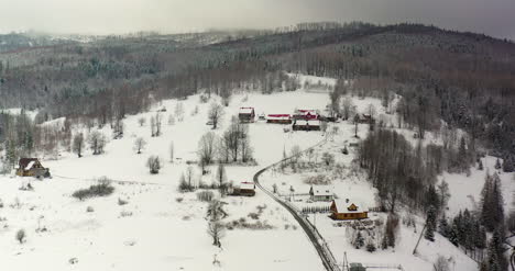 Wald-Mit-Schnee-Bedeckt-Luftbild-Luftbild-Des-Dorfes-In-Den-Bergen-20