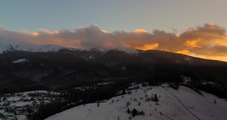 Sonnenuntergang-In-Den-Bergen-Im-Winter-Luftbild-2
