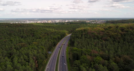 Vista-De-La-Autopista-Desde-Drone-Y-Panorama-De-La-Ciudad