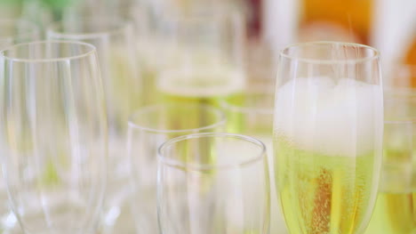 Champagner-Viele-Sektflöten-Mit-Prickelndem-Champagner