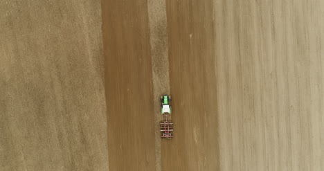 Landwirtschaftstraktor-Pflügt-Gentechnikfreies-Landwirtschaftliches-Feld-4k
