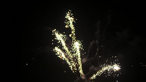 Feuerwerk-Zu-Beginn-Des-Neuen-Jahres-In-Schwarzer-Nacht-5