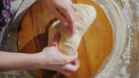 Frauenhände-Kneten-Teignahaufnahmevideo-Mit-Geringer-Schärfentiefe-4k-Video