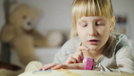 Das-Kind-Spricht-Mit-Hilfe-Von-Kinder-Smartwatches,-Die-Auf-Dem-Bett-In-Meinem-Schlafzimmer-Liegen