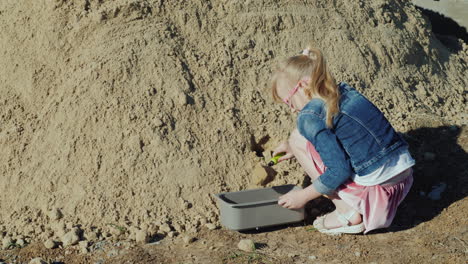 Das-Mädchen-Gießt-Sand-In-Den-Blumentopf-Hobbygärtnerei