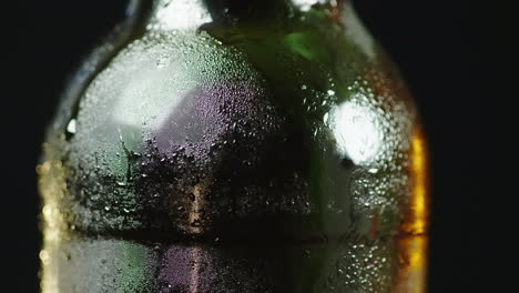 Una-Botella-De-Vidrio-De-Gotas-De-Condensado-De-Cerveza-Fría-Apareció-En-La-Superficie-4k-10-Bit-Video