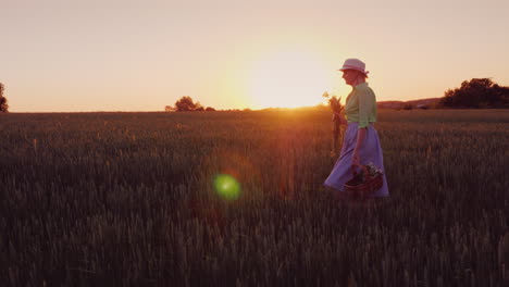 Eine-Glückliche,-Unbeschwerte-Frau-Mit-Einem-Korb-Voller-Wildblumen-Spaziert-Bei-Sonnenuntergang-An-Einem-Malerischen-Ort-4k-Video