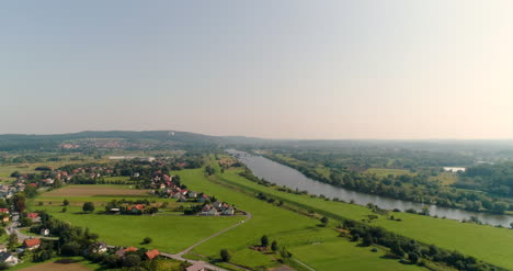 Luftaufnahme-Des-Kleinen-Dorfes-Ansicht-Von-Oben-1