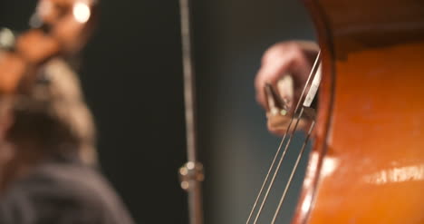 Cello-Im-Orchester-Musiker,-Der-Cello-Spielt