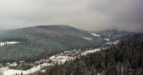 Wald-Mit-Schnee-Bedeckt-Luftbild-Luftbild-Des-Dorfes-In-Den-Bergen-8