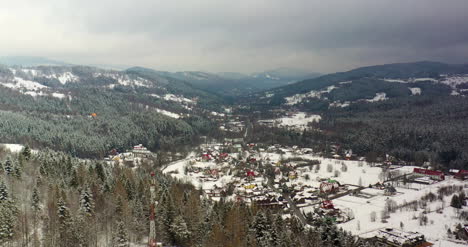 Wald-Mit-Schnee-Bedeckt-Luftbild-Luftbild-Des-Dorfes-In-Den-Bergen-10