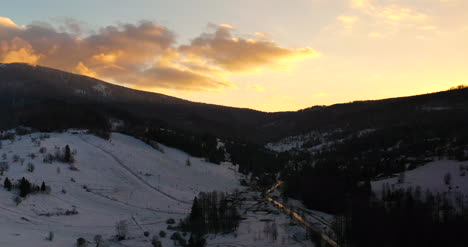 Sonnenuntergang-In-Den-Bergen-Im-Winter-Luftbild-3