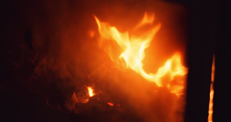 Feuerflamme,-Die-Zu-Hause-Ein-Lagerfeuer-Oder-Einen-Kamin-Brennt-7