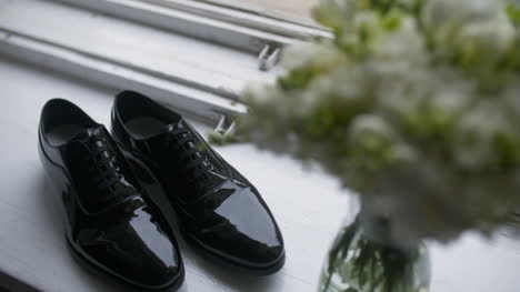 Elegante-Schwarze-Schuhe-Bräutigam-Vorbereitung-Für-Hochzeit