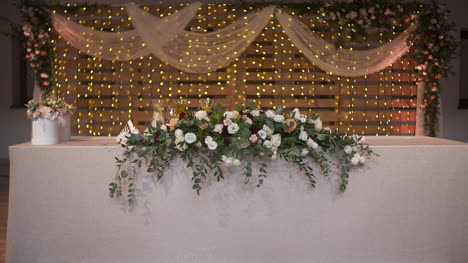 Hochzeitstisch-Dekoriert-Mit-Schönen-Blumendekorationen