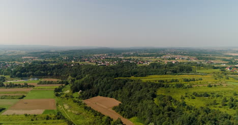 Luftaufnahme-Der-Landschaft-Und-Der-Kleinen-Stadt-Gegen-Berge