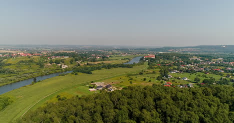 Luftaufnahme-Der-Landschaft-Und-Der-Kleinen-Stadt-Gegen-Berge-1