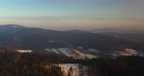 Luftaufnahme-Von-Wäldern-Und-Bergen-Im-Winter-4