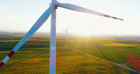 Erneuerbare-Energie-ökoenergie-Windmühlen-Bauernhof