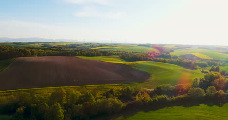 Schöne-Agrarlandschaft-Gegen-ökologische-Windmühlenfarm