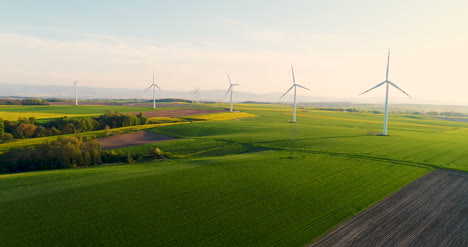 Landwirtschaft-Luftbild-Der-Sommerlandschaft-Mit-Windkraftanlagen