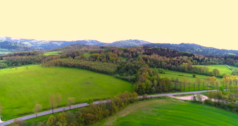Atemberaubende-Luftaufnahme-über-üppige-Grüne-Felder-Und-Wiesen-In-Der-Landschaft