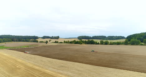 Pflügen-Des-Feldes-4k-Landwirtschaftshintergrund