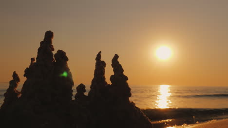 Eine-Sandburg-Am-Meer-Bei-Sonnenuntergang-4k-Video