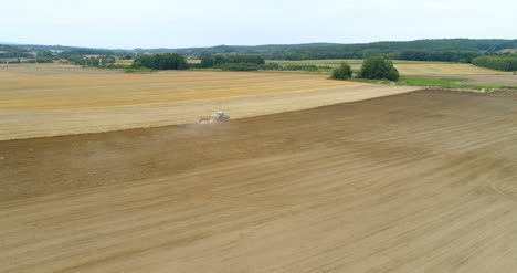 Traktor-Kultiviert-Landwirtschaftliches-Feld-4k