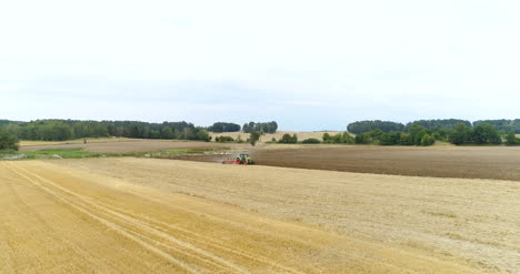 Breites-Schießen-Des-Traktors,-Der-Auf-Landwirtschaftlichem-Feld-Arbeitet
