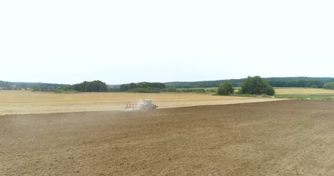 Landwirtschaftstraktor-Pflügt-Feld-4k-1