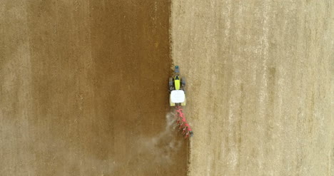 Landwirtschaft-Breites-Schießen-Des-Traktors,-Der-Feld-4k-3