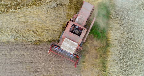 Harvesting-Combine-Harvester-Harvesting-Wheat-14