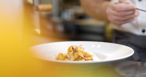 Cocinar-Preparar-Plato-De-Pasta-En-Restaurante-Italiano