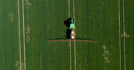 Traktor-Sprüht-Pestizide-Auf-Weizenfeld